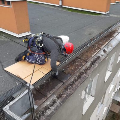 Jak bezpiecznie wykonywać prace dachowe na wysokości? Najlepsze praktyki i technologie