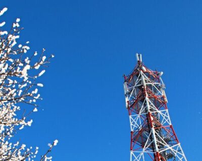 Na czym polega obsługa wież telekomunikacyjnych i masztów GSM?